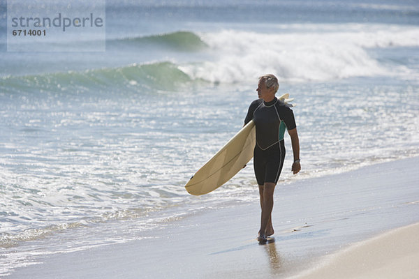 Mann  tragen  Strand  Surfboard