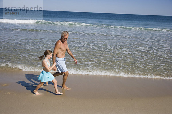 Vater und Tochter Wandern am Strand