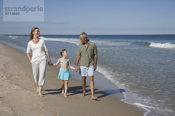 Familie Wandern am Strand