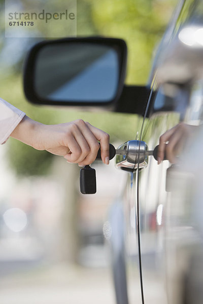 Frau entsperren Autotür