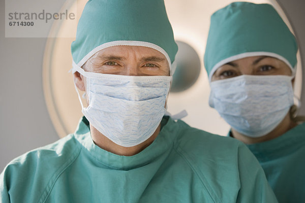 Ärzte tragen OP-Masken