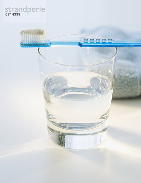 Wasser  Glas  Zahnbürste  Zahnpasta