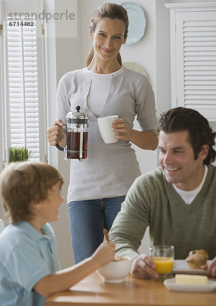 lächeln  Menschlicher Vater  Sohn  Tisch  Mutter - Mensch  Frühstück