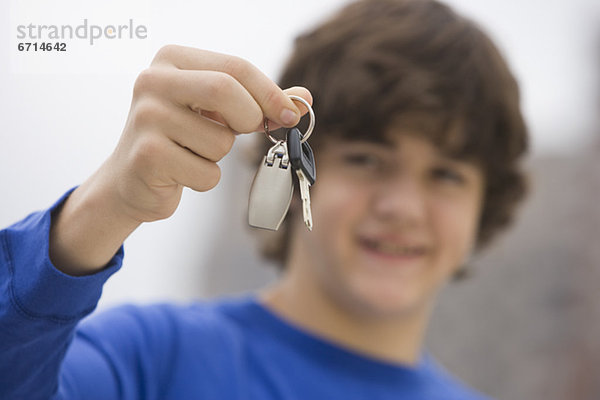 Junge - Person  Auto  halten  Schlüssel  Jugendlicher