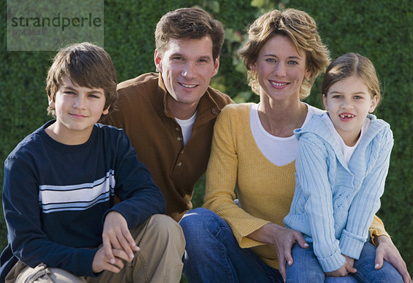 Porträt der Familie mit zwei Kindern