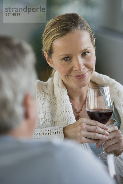 Frau hält Glas Wein