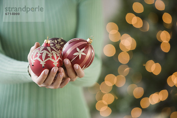 Frau  halten  Weihnachten  Dekoration