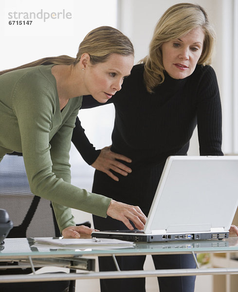 Geschäftsfrauen Blick auf laptop