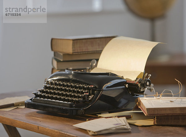 Antiquität  Schreibmaschine  Tisch