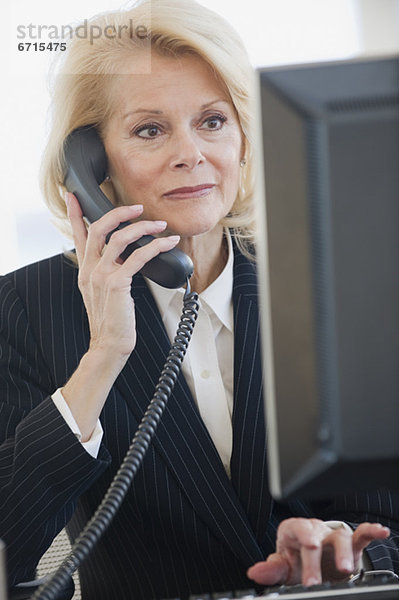 Geschäftsfrau spricht am Telefon