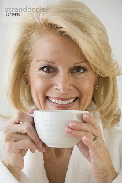 Senior Frau trinkt Kaffee