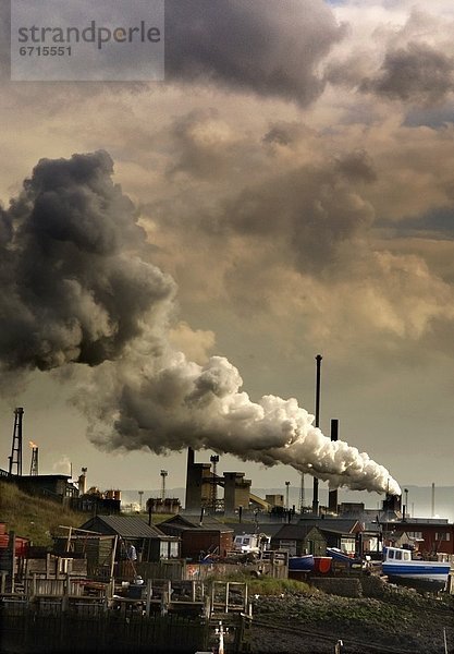 Fabrikschornstein Rauch schwarz Fabrikgebäude Umweltverschmutzung