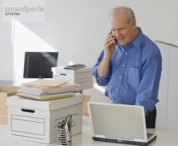 Handy Senior Senioren sprechen Geschäftsmann