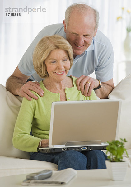 älteres Paar Blick auf laptop