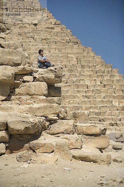 pyramidenförmig  Pyramide  Pyramiden  Anschnitt  sitzend  Mann  Wüste  Pyramide