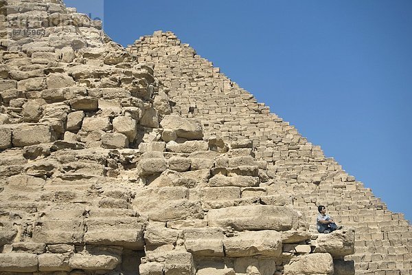 pyramidenförmig  Pyramide  Pyramiden  Anschnitt  sitzend  Mann  Wüste  Pyramide