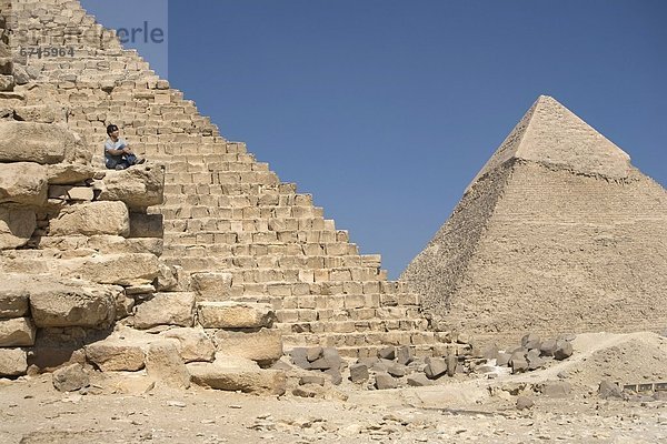 pyramidenförmig  Pyramide  Pyramiden  Anschnitt  sitzend  Mann  Wüste  Pyramide