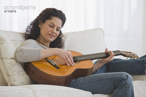 Frau  Hispanier  Gitarre  spielen