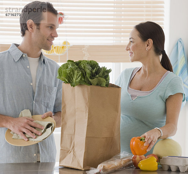 Lebensmittelladen Hispanier verpacken Schwangerschaft