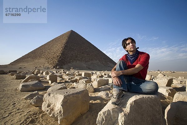 pyramidenförmig  Pyramide  Pyramiden  nahe  sitzend  Mann  Wüste  Pyramide