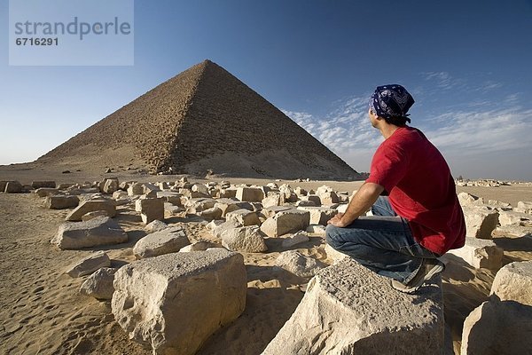 pyramidenförmig  Pyramide  Pyramiden  nahe  hocken - Mensch  Mann  Wüste  Pyramide