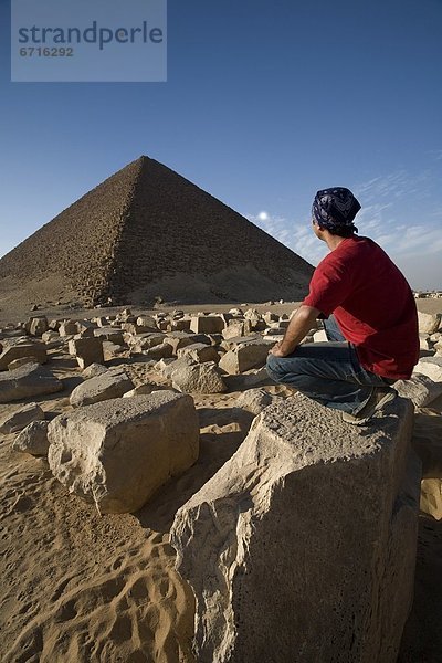 pyramidenförmig  Pyramide  Pyramiden  nahe  hocken - Mensch  Mann  Wüste  Pyramide