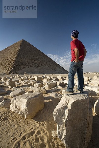 pyramidenförmig  Pyramide  Pyramiden  nahe  stehend  Mann  Wüste  Pyramide