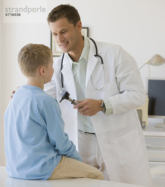 Junge - Person  Arzt  Untersuchung