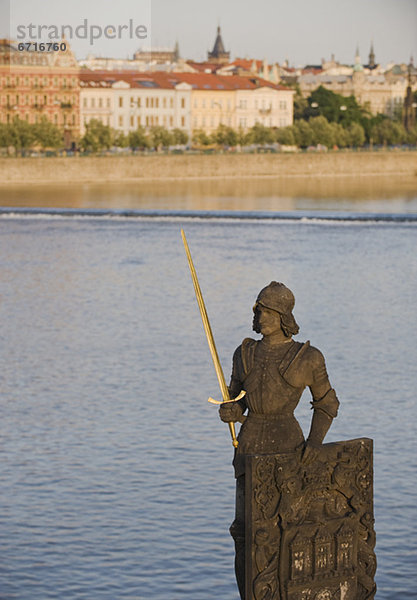 Großstadt  Fluss  frontal  Statue