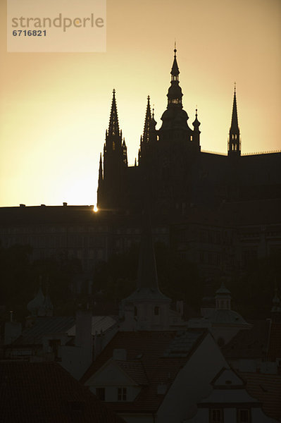 Sonnenuntergang  Silhouette  über  Kathedrale
