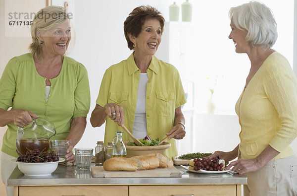 Senior Senioren Frau Lebensmittel Vorbereitung