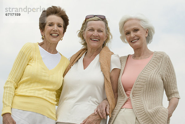 Außenaufnahme  Senior  Senioren  Frau  Pose  freie Natur