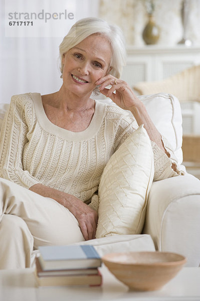 Senior Senioren Frau Wohnzimmer Entspannung