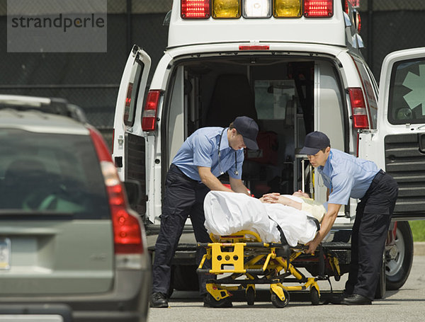 Patientin  beladen  Krankenwagen