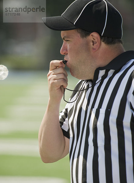 blasen  bläst  blasend  Football  Schiedsrichter  Trillerpfeife  Pfeife