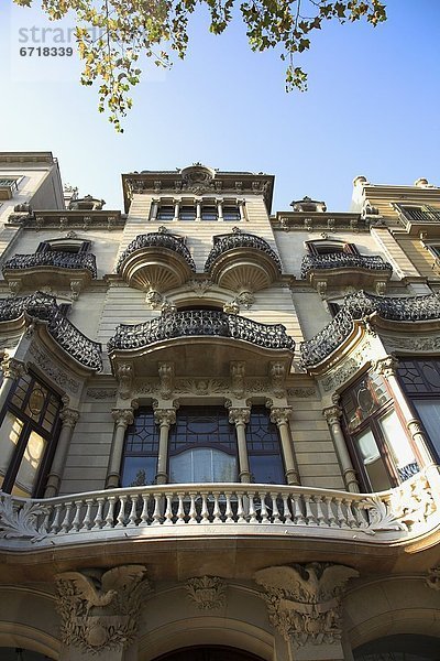 niedrig  Balkon  verziert  Ansicht  Flachwinkelansicht  Winkel  Barcelona  Spanien