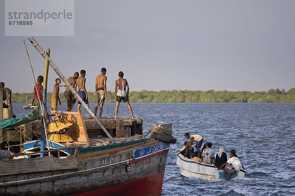 Ostafrika  Junge - Person  Meer  springen  Steg  jung  Kenia