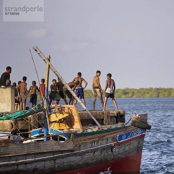 Ostafrika  Junge - Person  Meer  springen  Steg  jung  Kenia