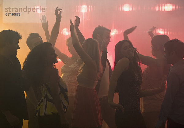 Menschen tanzen in Nachtclub