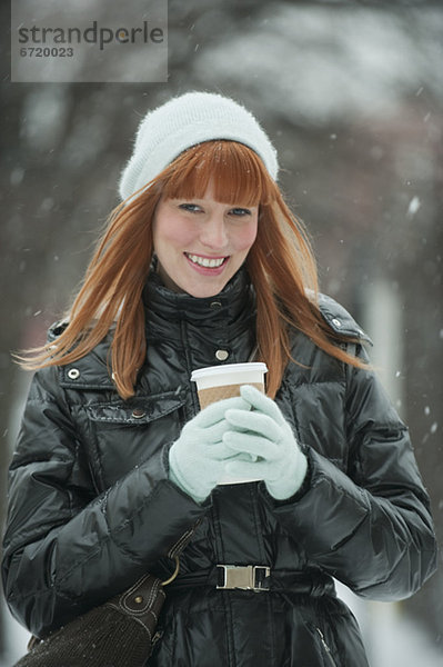 Frau  halten  Kaffee  Schnee
