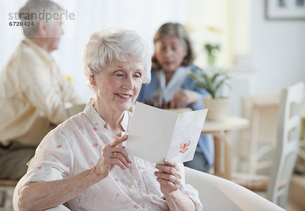 Senior Senioren Frau grüßen Karte vorlesen