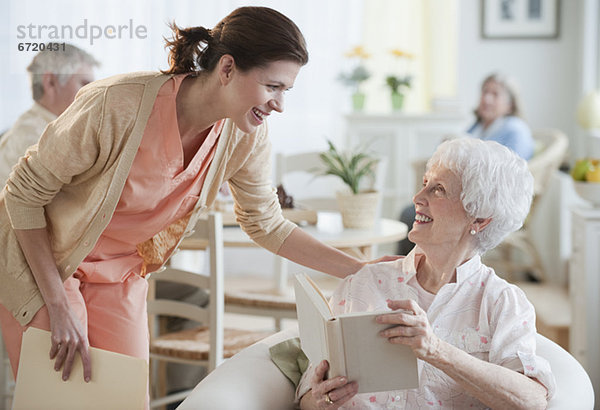 Senior Senioren Frau Buch Taschenbuch vorlesen