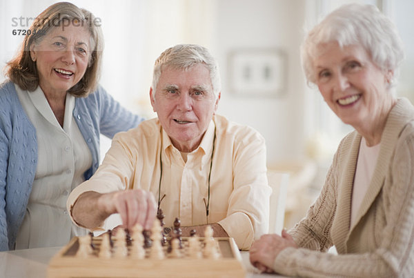 Senior Senioren Schach spielen