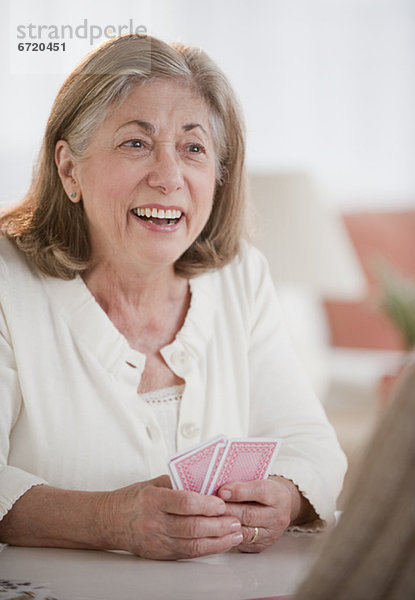 Senior Senioren Frau Karte spielen
