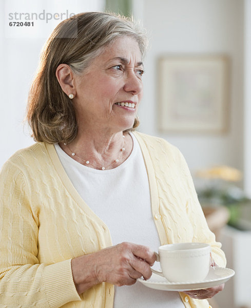 Senior Senioren Frau trinken Tee
