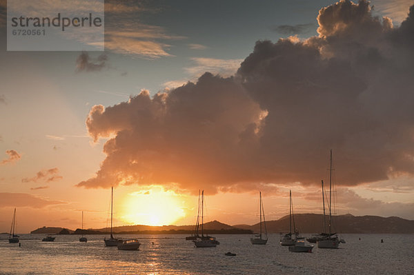 Hafen bei Sonnenuntergang