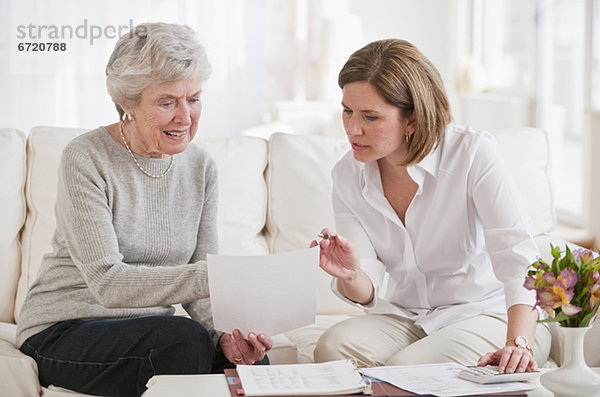 Senior Senioren Frau geben Finanzen reifer Erwachsene reife Erwachsene Rat
