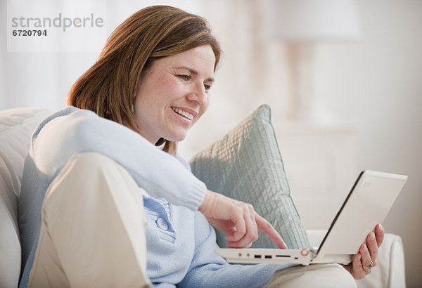 benutzen Frau Notebook Couch reifer Erwachsene reife Erwachsene