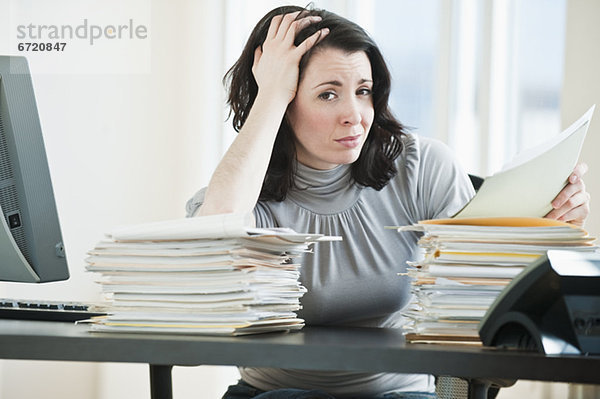 Frau  Büro  halten  Streß  Business  Schreibarbeit