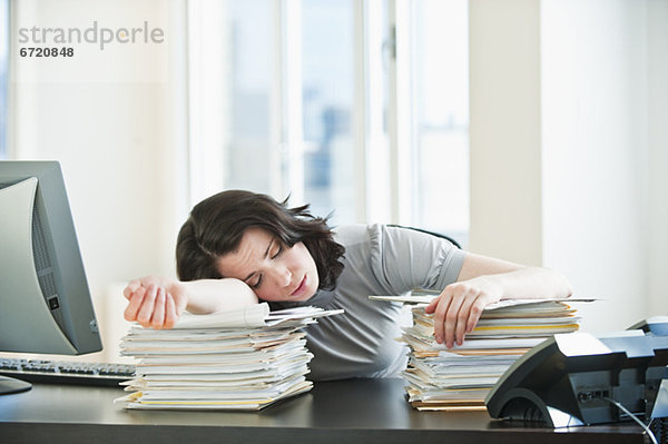 Frau  Schreibtisch  Büro  schlafen  Business  Schreibarbeit